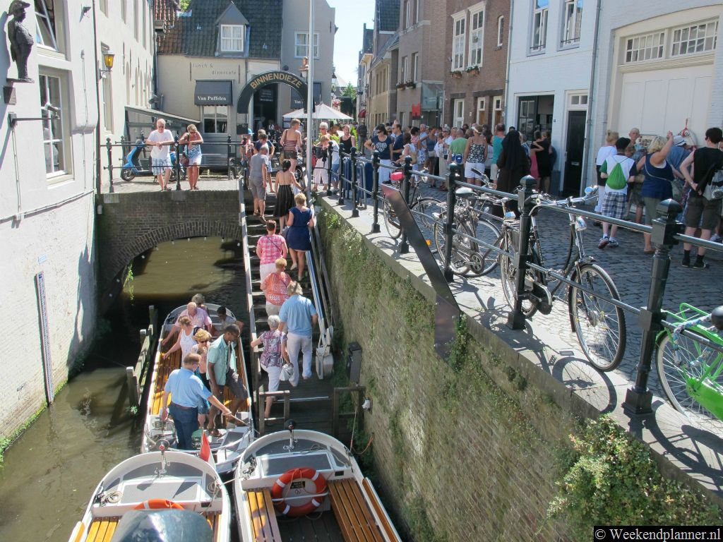 De boten voor een rondvaart op de Binnendieze liggen in de Uilenburg bij de Korenbrug. Hier kun je ook kaartjes kopen. Als je niet reserveert loop je de kans dat de boten vol zijn.Tip: Varen onder het centrum van 's-Hertogenbosch.